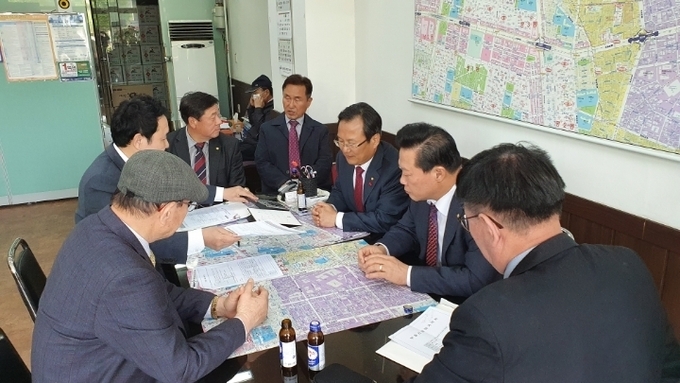 한국세무사회 장운길 부회장과 인천지방회 이금주 회장, 유윤상·김명진 부회장이 회관 부지 계약을 체결하고 있다.<오른쪽 두번째부터> 