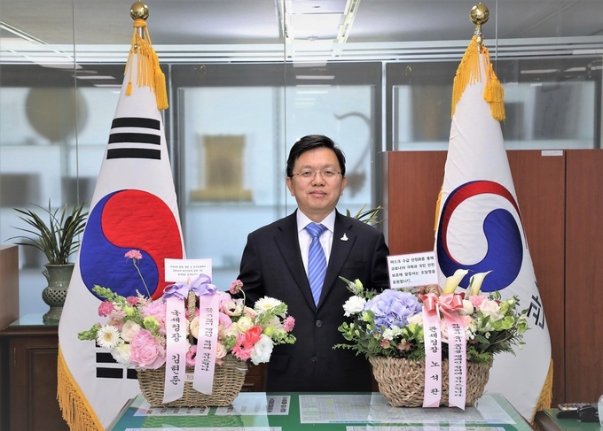 노석환 관세청장은 6일 플라워 버킷 챌린지에 동참했다.