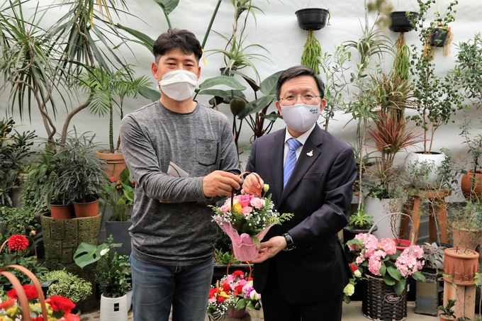노석환(오른쪽) 관세청장이 화훼농가를 방문해 꽃바구니를 구입하고 있다. 