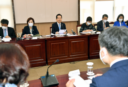 정세균(왼쪽 세번째) 국무총리가 6일 세종로 정부서울청사에서 열린 제4기 공공데이터 전략위원회 1차 회의를 주재하고 있다.