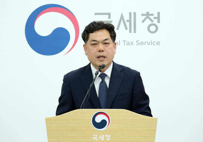 김태호 국세청 자산과세국장이 7일 국세청 기자실에서 고가 주택 취득자 등 517명에 대한 세무조사 착수와 관련한 브리핑을 하고 있다.