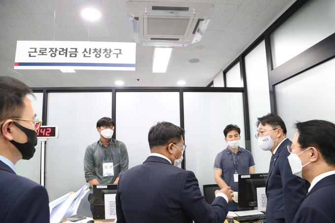 김현준(오른쪽 두번째) 국세청장이 전주세무서 1층 근로장려금 신청창구에서 신청현황에 대해 설명을 듣고 있다.