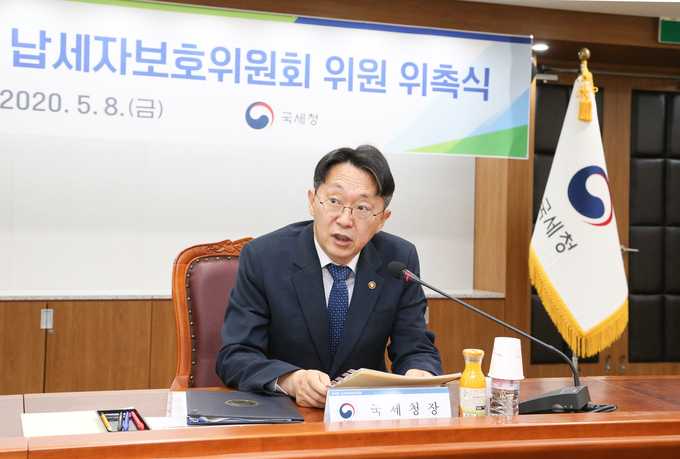 김현준 국세청장이 8일 서울지방국세청사에서 열린 제2기 국세청 납세자보호위원회 위원 위촉식에서 인사말을 하고 있다.