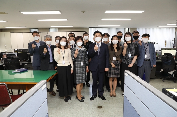 김명준 서울청장이 도봉세무서 직원들과 기념촬영하고 있다.