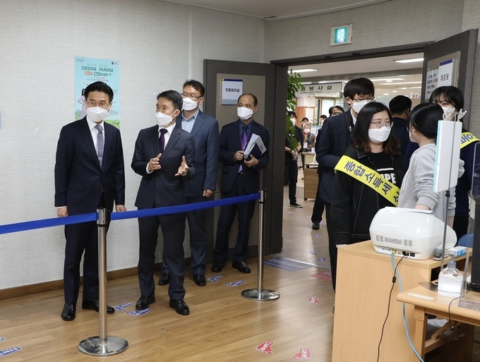 김명준(왼쪽 첫번째) 서울청장이 지난 13일 도봉세무서를 찾아 종합소득세 신고창구 운영상황 등을 점검하고 있다.