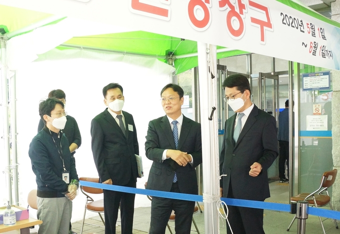 이동신(오른쪽 두번째) 부산지방국세청장이 코로나19 감염 예방을 위해 운영 중인 서부산세무서의 ‘외부창구’를 점검하고 있다.