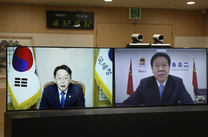 김현준(왼쪽) 국세청장은 14일 왕 쥔(王軍) 중국 국세청장과 코로나19 공동 대응을 위한 화상회의를 개최했다.