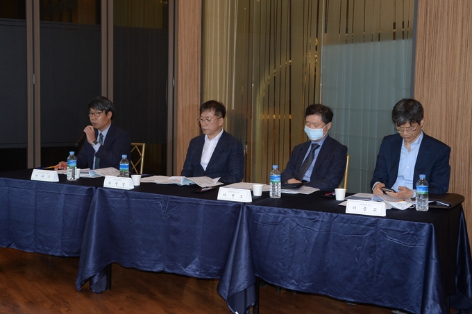 변관수 한국자산관리공사 조세팀장(맨왼쪽)이 국세징수법의 압류 해제, 공매 중지, 체납처분 중지 관련 보완할 점을 제시하고 있다.