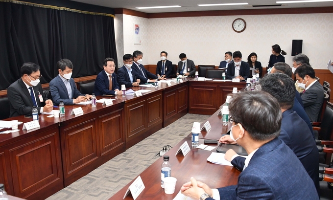 정부는 지난 15일 정부서울청사에서 김용범 기획재정부 1차관 주재로 '한국판 뉴딜 전문가 간담회'를 개최했다(사진=기재부).