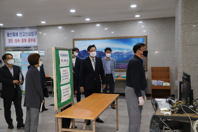 구진열 인천청장은 15일 부천세무서를 찾아 코로나 방역지침 준수상황을 점검했다.
