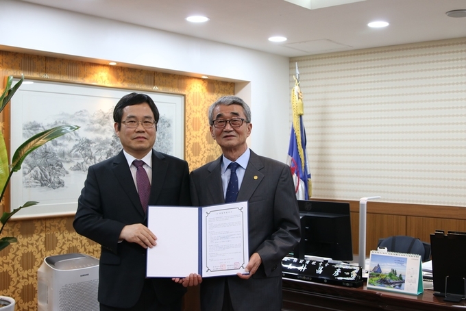 박창언(오른쪽) 한국관세사회장과 오순섭(왼쪽) 대동세무고등학교 교감이 15일 상호협력협약을 체결하고 있다.