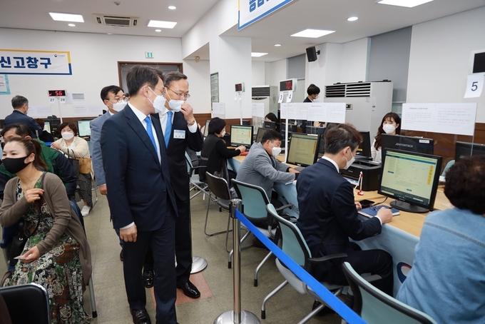 이준오 중부지방국세청장은 19일 동수원세무서 종합소득세 신고창구를 찾아 납세자 불편 상황 및 코로나19 감염예방 조치 등을 점검했다.