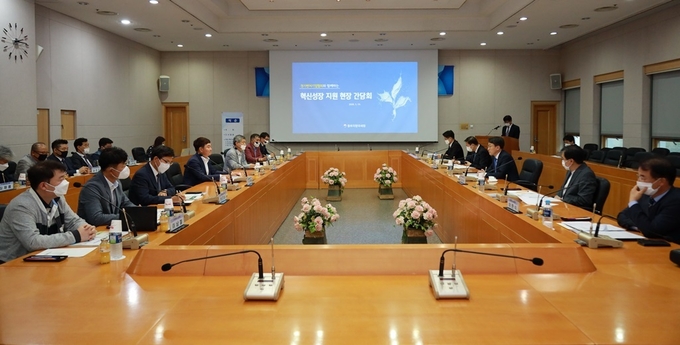 이준오 중부청장은 19일 경기벤처기업협회를 찾아 협회 임원진들과 간담회를 열고 기업인들의 세정 애로사항을 경청하는 한편, 지원사항 등을 논의했다.