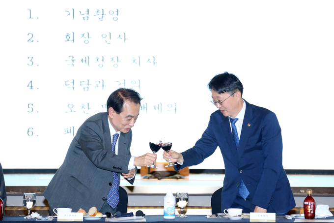 전형수(왼쪽) 회장과 김현준(오른쪽) 국세청장이 건배하고 있다.
