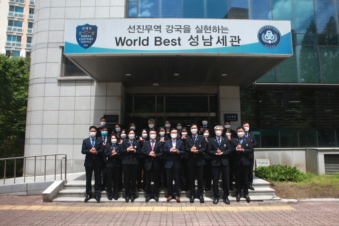 이명구(앞줄 중앙) 서울본부세관장이 원용택 성남세관장(앞줄 왼쪽 네번째) 및 직원들과 덕분에 챌린지에 참여했다.