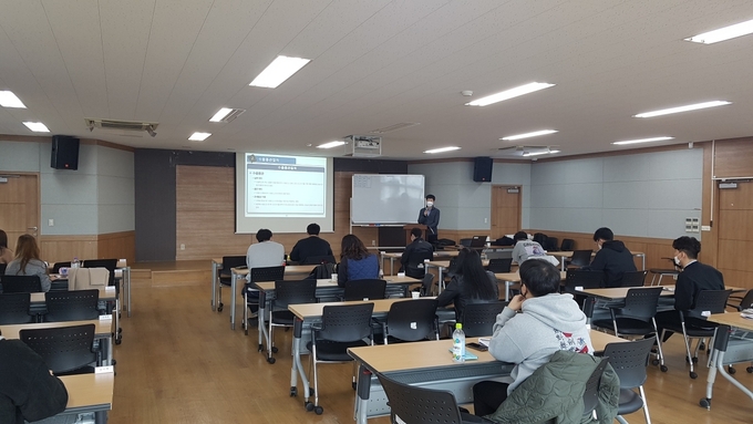 인천세관과 인하대가 청년 구직자 및 중소기업 재직자를 대상으로 한 물류·FTA 분야 맞춤형 교육에 나선다.(사진은 인하대 교육 사진)