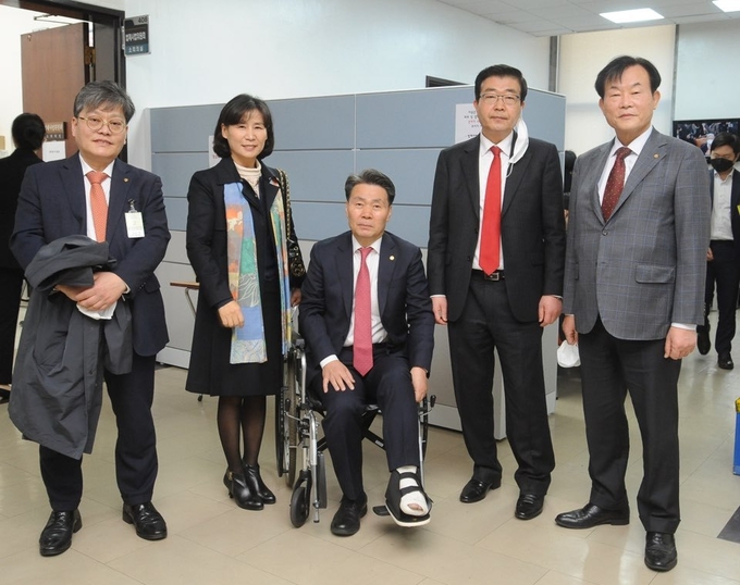 세무사법 개정안이 지난 20일 법사위 전체회의 안건으로 오르지 못해 20대 국회에서 자동 폐기 절차를 밟게 됐다. 지난 3월4일 국회 법사위를 찾은 정성균 광주세무사회장, 고은경 세무사회 부회장, 정구정 전 세무사회장, 원경희 세무사회장, 김완일 전 세무사회 부회장.<왼쪽부터>