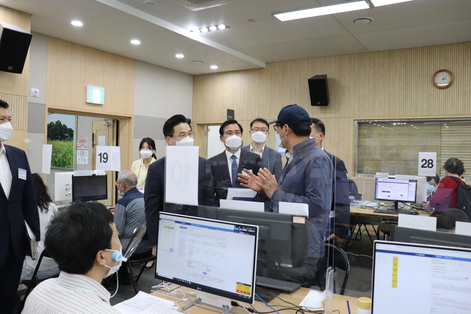 김명준 서울청장이 지난 21일 강서세무서 신고창구를 찾아 방문납세자 애로사항을 청취하고 있다. 