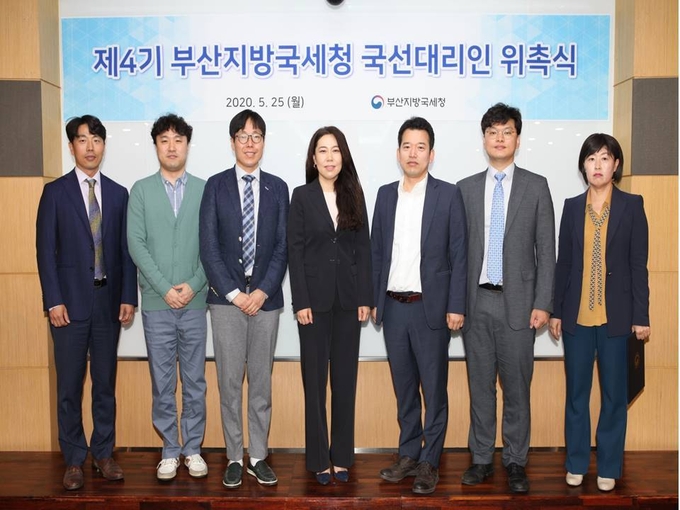 김수경 납세자보호담당관이 위촉장을 받은 국선대리인과 기념촬영하고 있다. 