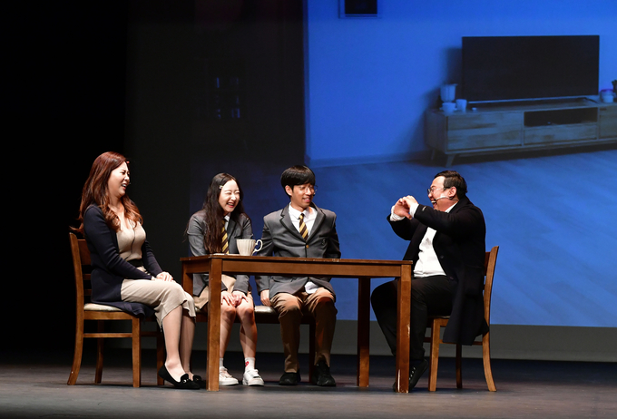 오비맥주는 청소년 음주문제에 깊은 관심을 갖고 연극을 활용한 청소년 음주 예방 캠페인 '패밀리 토크'를 선보이고 있다. 