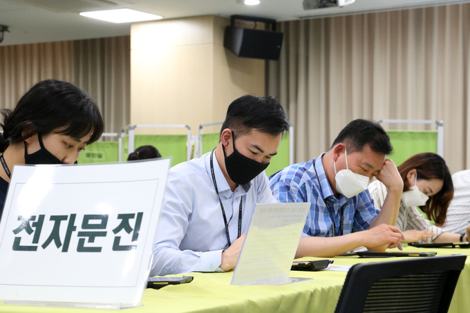 직원들이 헌혈에 앞서 헌혈 가능 여부에 대해 검사를 받고 있다. 