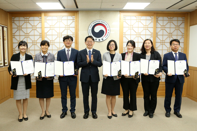 김현준(왼쪽 네번째) 국세청장이 28일 올해 1차 국세청 적극행정 우수공무원으로 선정된 직원들과 기념사진을 찍고 있다.