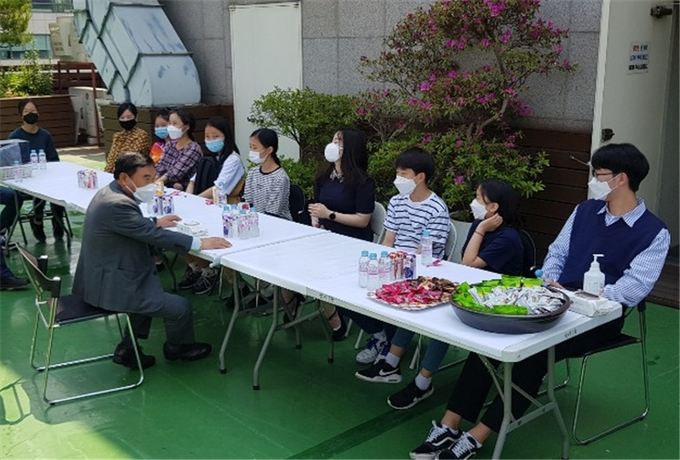 2020년도 석성 선행장학금 전달식에서 조용근 회장이 참석자들에게 격려의 말을 하고 있다.