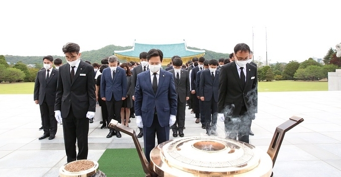 한재연 대전청장은 제65회 현충일을 맞이해 2일 직원 110여명과 함께 국립대전현충원을 찾아 참배했다.