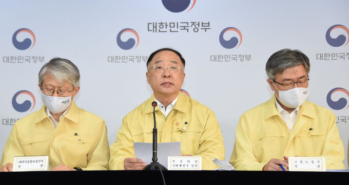 홍남기<가운데> 부총리 겸 기획재정부 장관이 지난 1일 서울 광화문 정부서울청사에서 열린 2020 하반기 경제정책방향 관련 관계부처 합동브리핑에서 발표문을 낭독하고 있다.<사진=기재부>