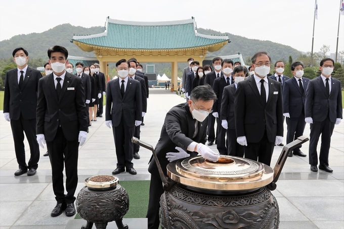 노석환 관세청장이 현충일을 앞둔 5일 직원들과 대전국립현충원을 방문해 헌화 분향하고 현충탑에 참배하고 있다.