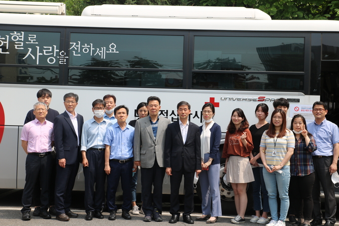 금천세무서 이창기<오른쪽 여덟번째> 서장을 비롯한 직원들이 헌혈버스 앞에서 헌혈을 준비하고 있다. 