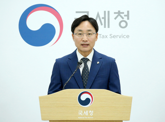 임광현 국세청 조사국장이 8일 국세청 기자실에서 대재산가 24명에 대한 세무조사 착수 관련 브리핑을 하고 있다.