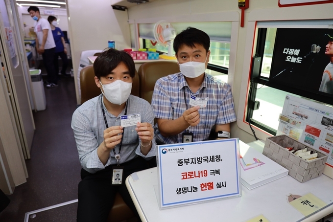 중부지방국세청 직원들이 이달 10일 청사 1층에서 열린 헌혈행사에 참여하고 있다.