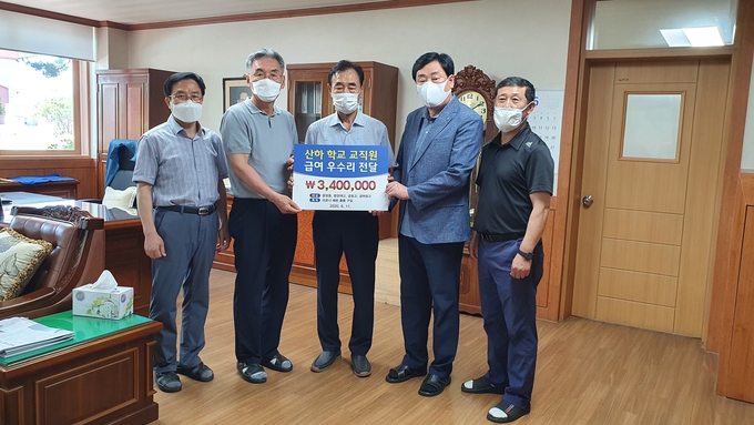 (왼쪽부터)최봉호 금호중앙여고 교감, 정기섭 금호중앙여고 교장, 김창현 이사장, 황성연 중앙중 교장, 김정범 중앙중 교감.