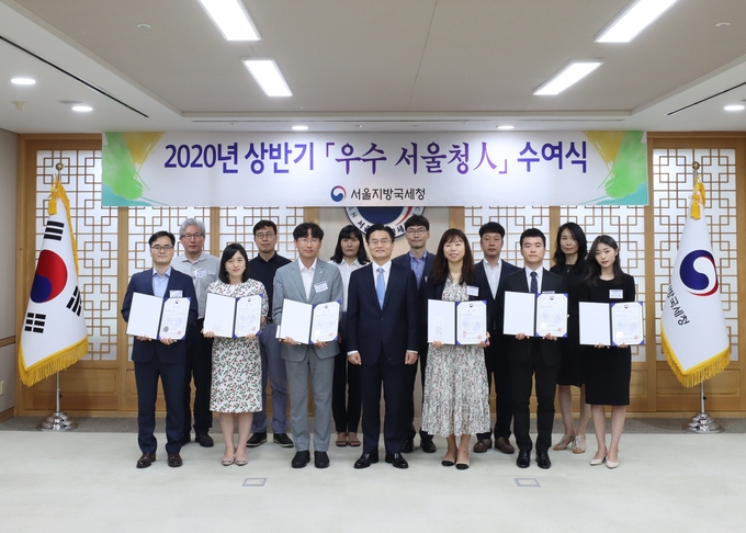김명준 서울청장은 지난 16일 본관 7층 회의실에서 '우수 서울청人'에 선정된 직원 14명에 상장을 수여했다.