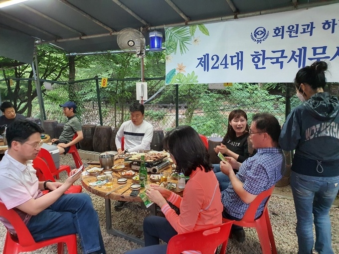 고시회 임원들이 저녁식사를 하며 정담을 나누고 있다.