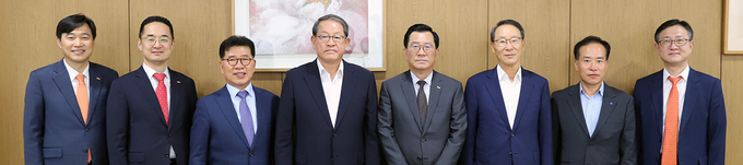 왼쪽부터 이병래 회계사회 대외협력부회장, 나철호 회계사회 선출부회장, 반원익 중견기업연합회 상근부회장, 강호갑 중견기업연합회장, 김영식 한국공인회계사회장, 정구용 상장회사협의회장, 이기헌 상장회사협의회 상근부회장, 정우용 상장회사협의회 정책부회장.
