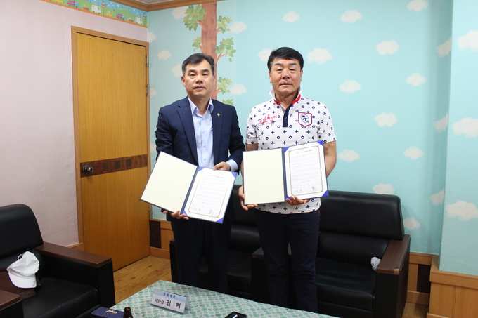 김혁(왼쪽) 동해세관장이 동해시 묵호시장상인회와 자매결연후 기념촬영을 하고 있다.