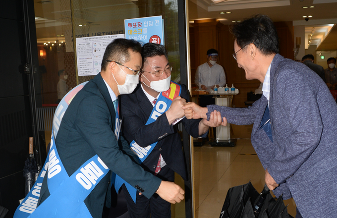 기호1번 임승룡(가운데) 후보가 투표장을 찾은 회원과 인사하고 있다.