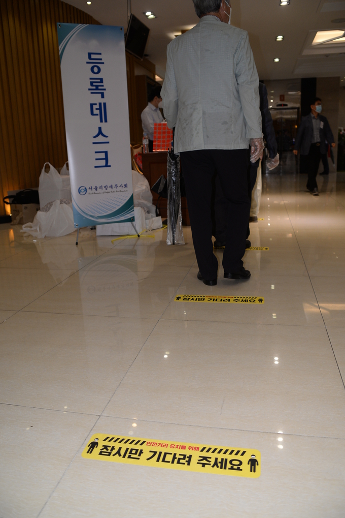 투표장 바닥 전체에는 안전거리 유지 및 동선 안내를 위한 스티커가 부착됐다.
