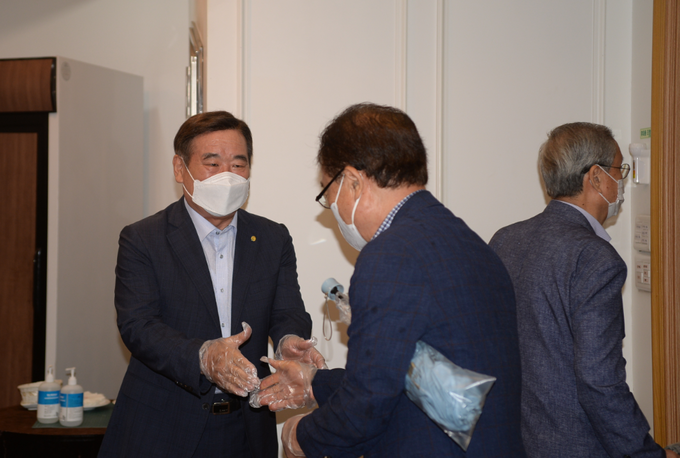 기표를 마친 임채룡 회장이 투표장 입구에서 회원들과 인사를 나누고 있다.