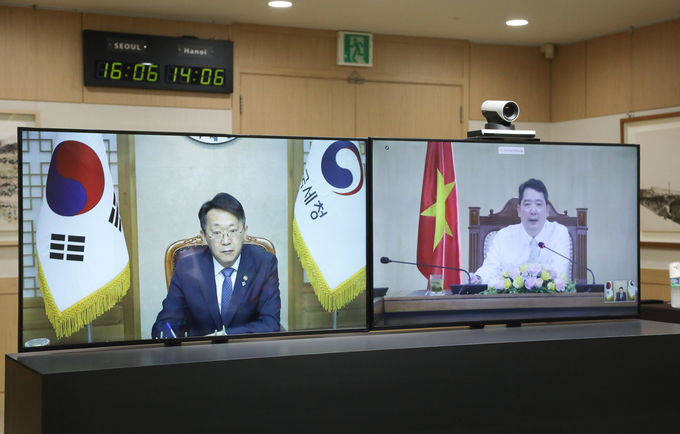 김현준(왼쪽) 국세청장이 카오 아잉 뚜언 베트남 국세청장과 화상회의를 하고 있다.