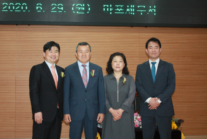 왼쪽부터 송바우 서울청 조사1국장, 이준호 마포서장, 김임순 여사, 김휘영 은평서장.