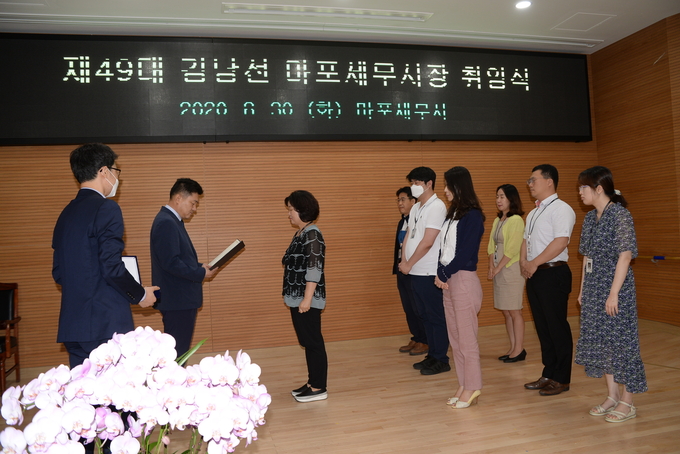 김남선 서장<왼쪽 두번째>이 상반기 업무유공 직원에 대한 국세청장 표창장을 수여하고 있다.