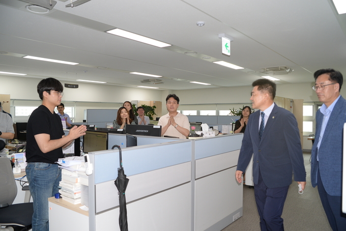김남선 서장<오른쪽 두번째>이 재산세과 사무실을 둘러보며 직원들과 인사를 나누고 있다.