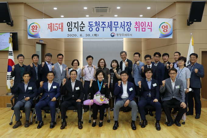 임지순 서장(앞줄 중앙)은 취임식을 마친 후 직원들과 기념 촬영을 했다.