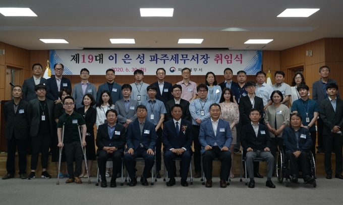 이은성<앞줄 중앙> 서장이 취임식 직후 직원들과 기념사진을 촬영하고 있다.