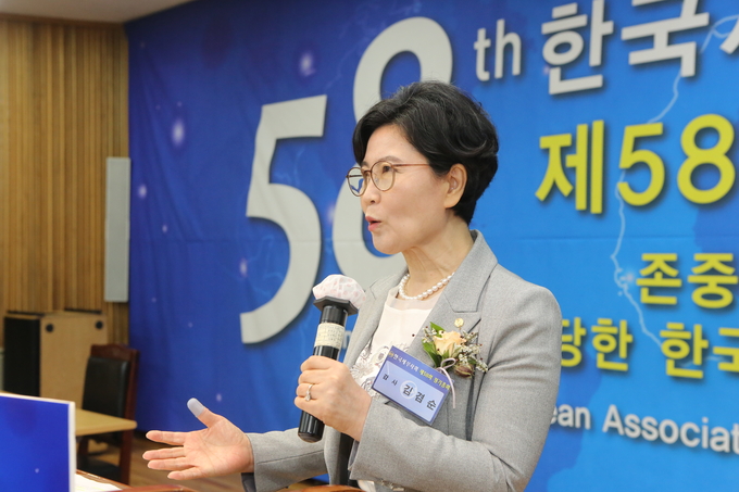 김겸순 한국세무사회 감사가 지난달 30일 정기총회에서 회원들에게 감사보고를 하고 있다. 