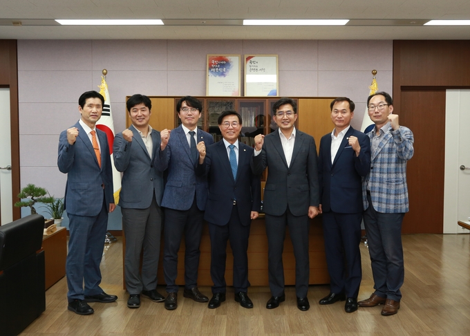 구광회 대구지방세무사회장(가운데)은 지난 7일 최시헌 대구지방국세청장(오른쪽 세번째)을 예방하고, 간담회를 가졌다.