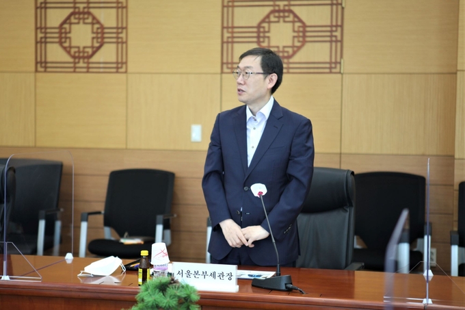 이명구 서울세관장이 8일 서울본부세관 납세자보호위원회민간위원 위촉식에서 인사말을 하고 있다.